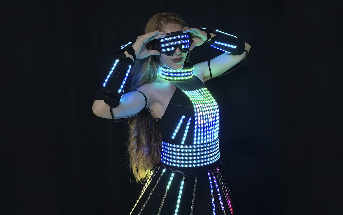 robot led inteligente pixelman pixelwoman smartled adressable light costume rgb display holograma luminoso madrid españa