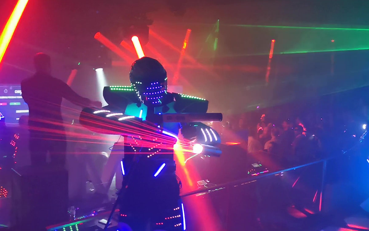 robot led zancos zancudo performance animación salto acrobacia luminoso gigante luces madrid